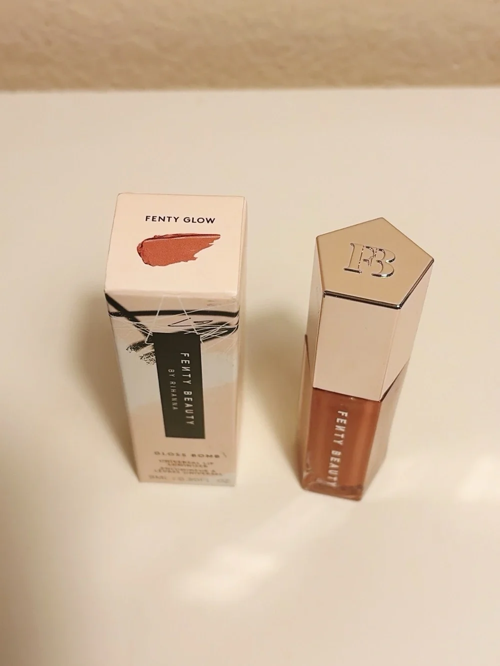 Fenty Beauty Gloss Bomb Universal Lip Luminizer Fenty Glow 9ml New In Box